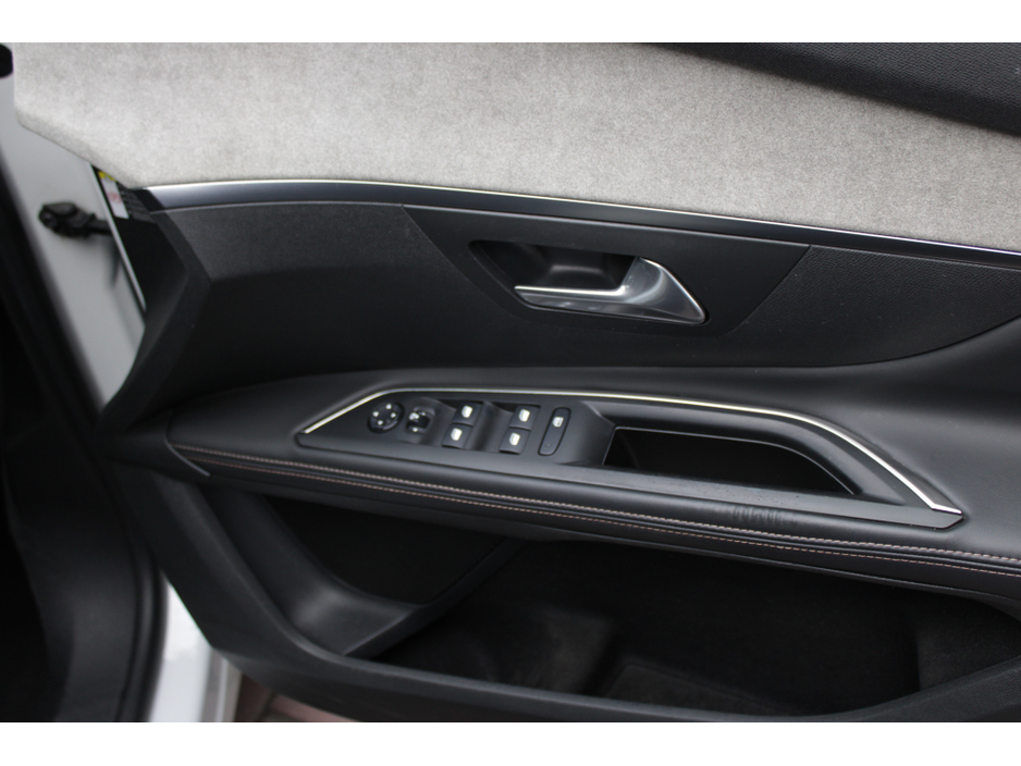 2018 Peugeot 5008 - image 10