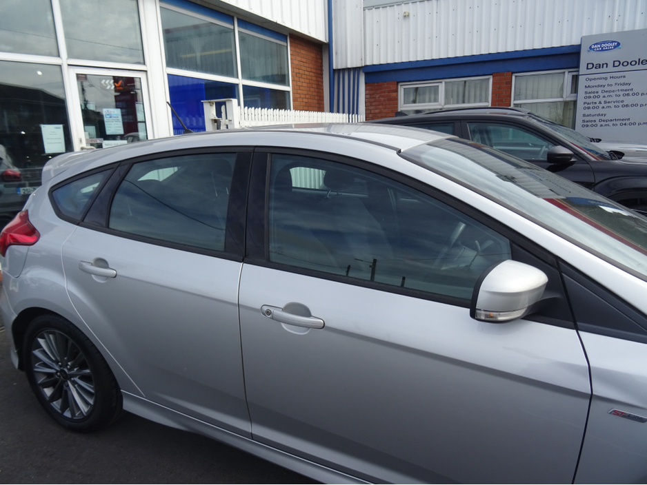 2018 Ford Focus - image 17