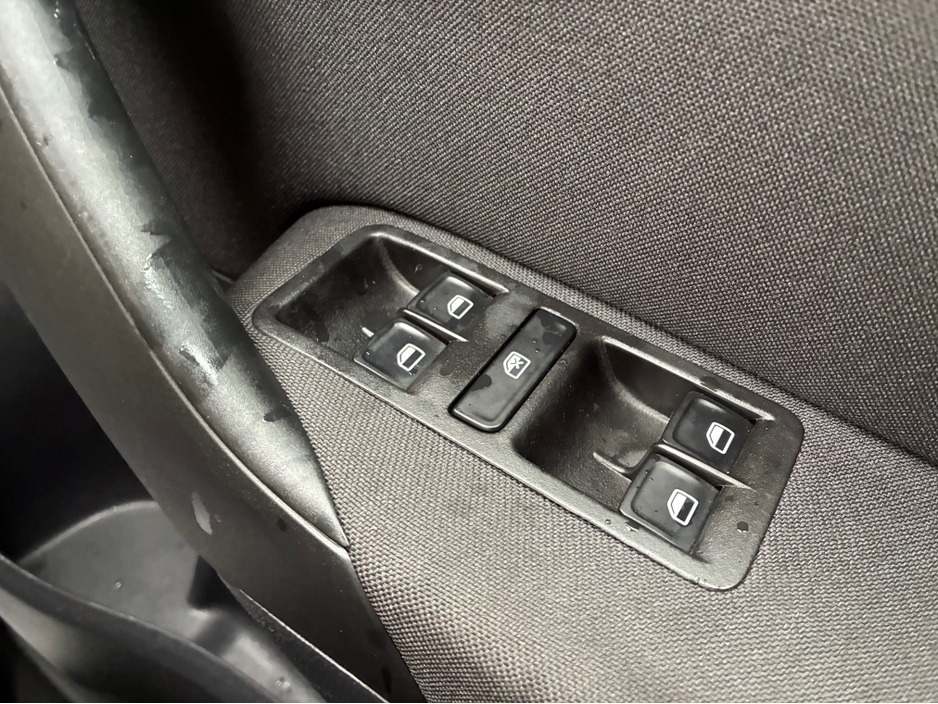 2014 Volkswagen Polo - image 12