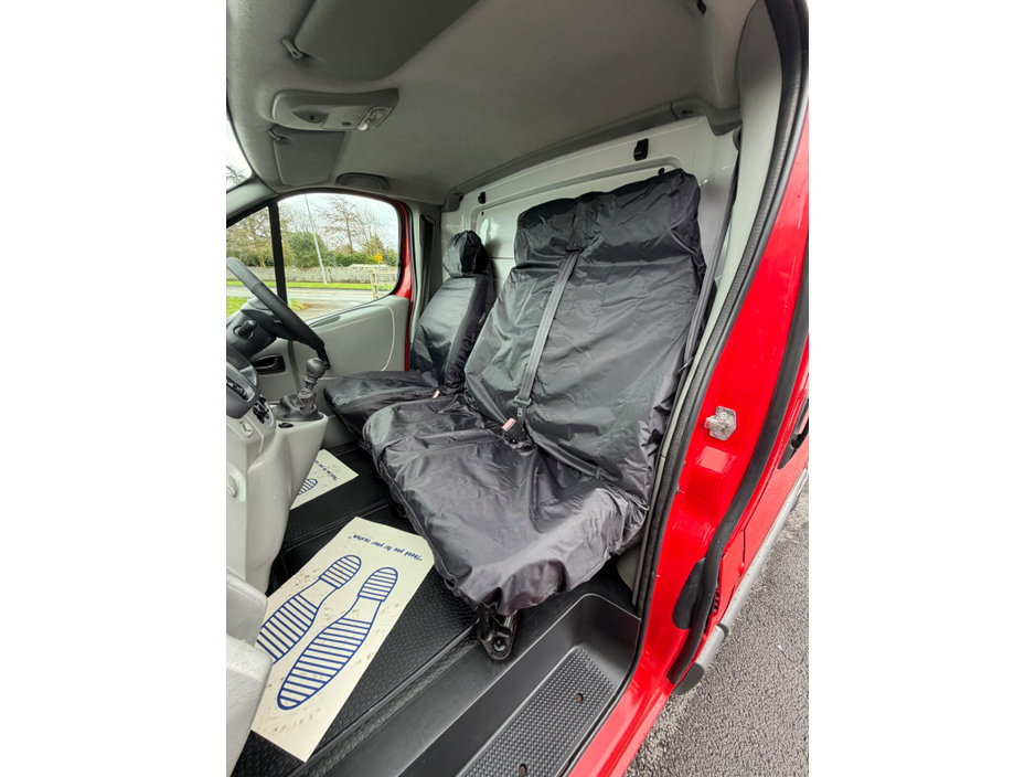 2010 Renault Trafic - image 13