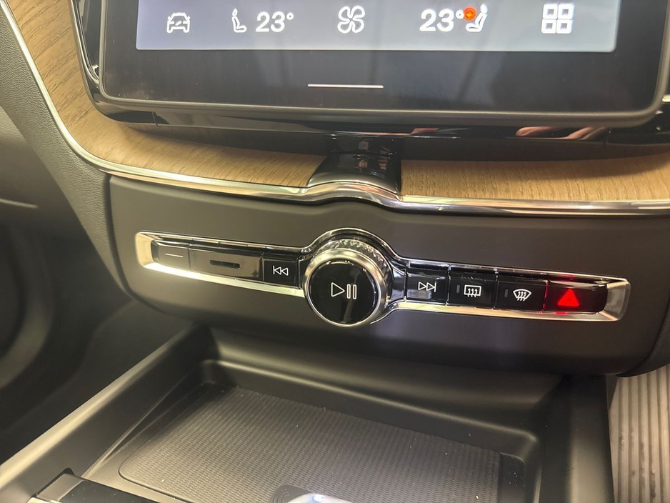 2026 Volvo XC60 - image 17