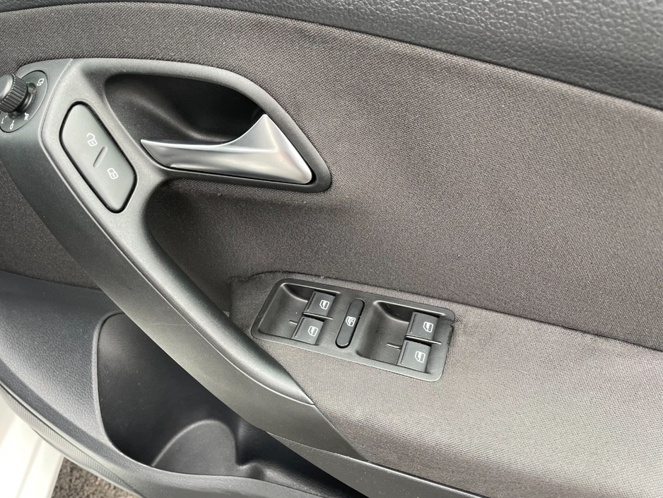 2014 Volkswagen Polo - image 17