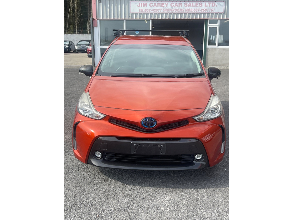 2014 Toyota Prius Alpha - image 2