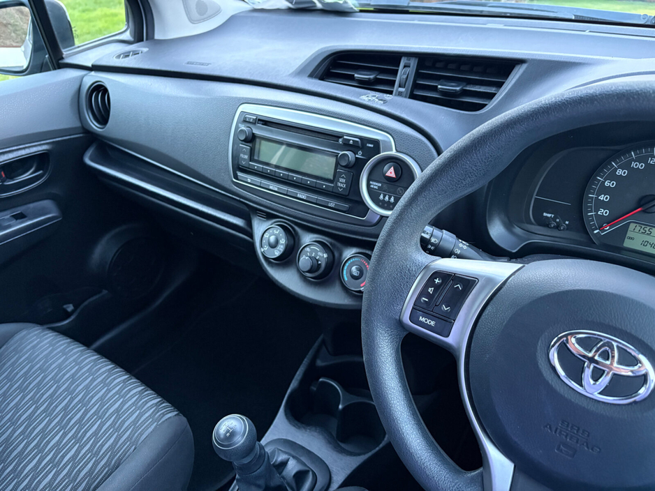 2014 Toyota Yaris - image 12