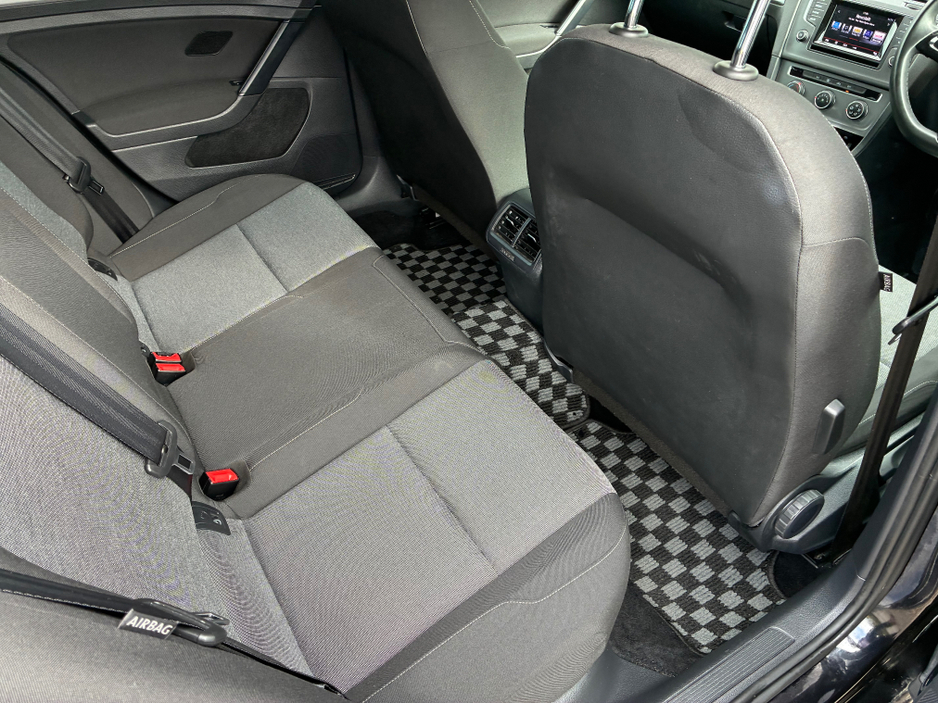 2015 Volkswagen Golf - image 10