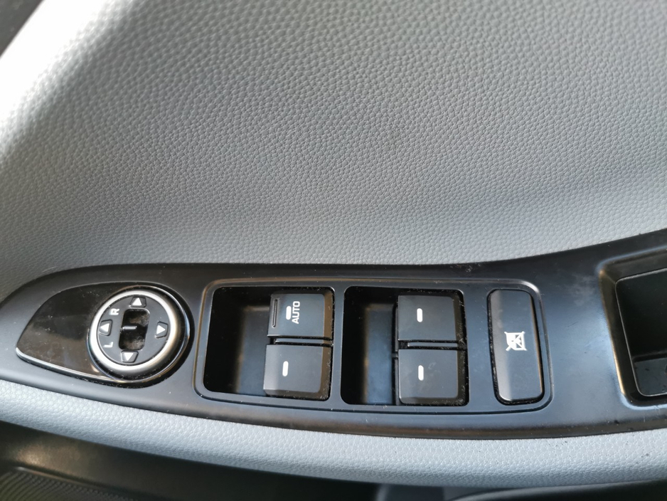 2016 Hyundai i20 - image 14