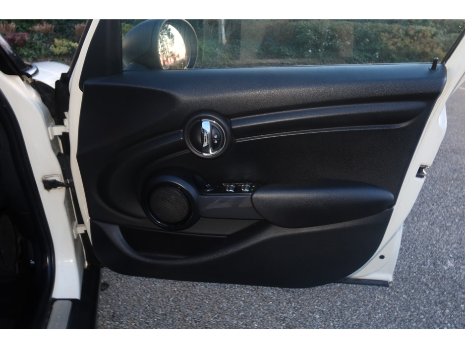 2015 MINI Hatch - image 12