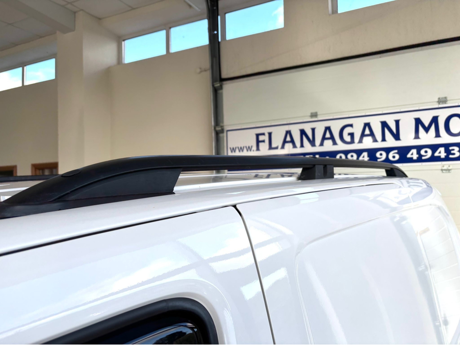 2020 Peugeot Partner - image 12