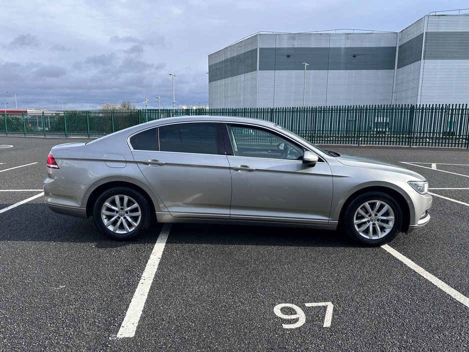 2017 Volkswagen Passat - image 12