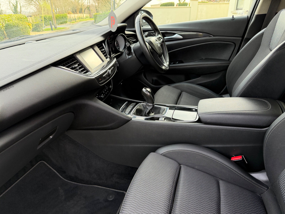 2019 Opel Insignia - image 16