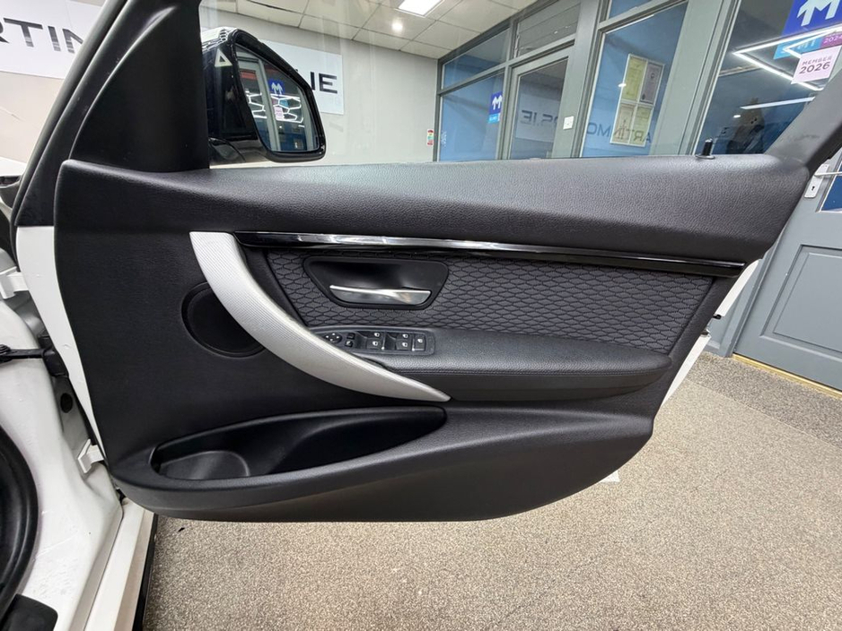 2017 BMW 3 Series - image 33