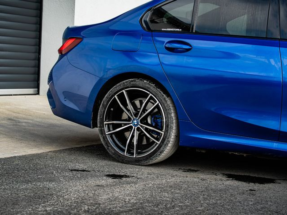 2022 BMW 3 Series - image 10