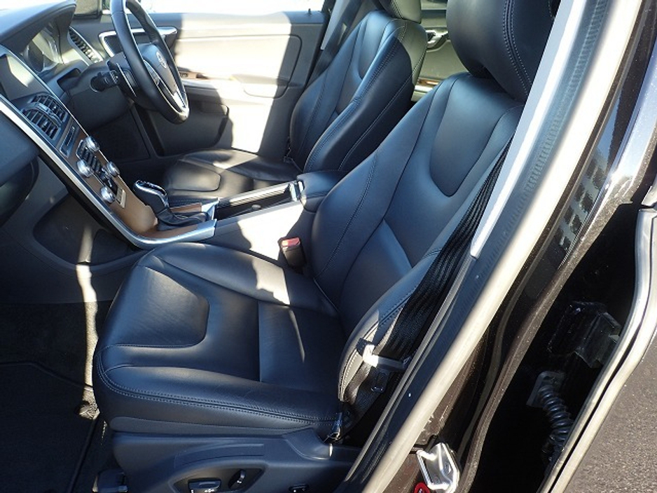 2017 Volvo XC60 - image 8