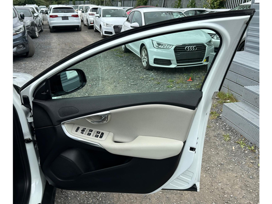 2015 Volvo V40 Cross Country - image 9