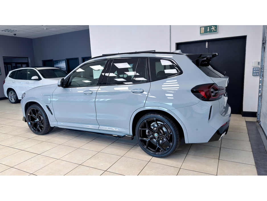 2023 BMW X3 - image 2