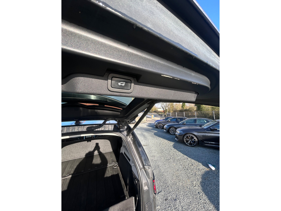 2018 Land Rover Discovery - image 25