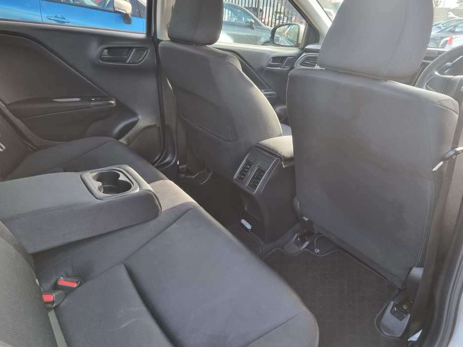 2016 Honda Grace - image 19