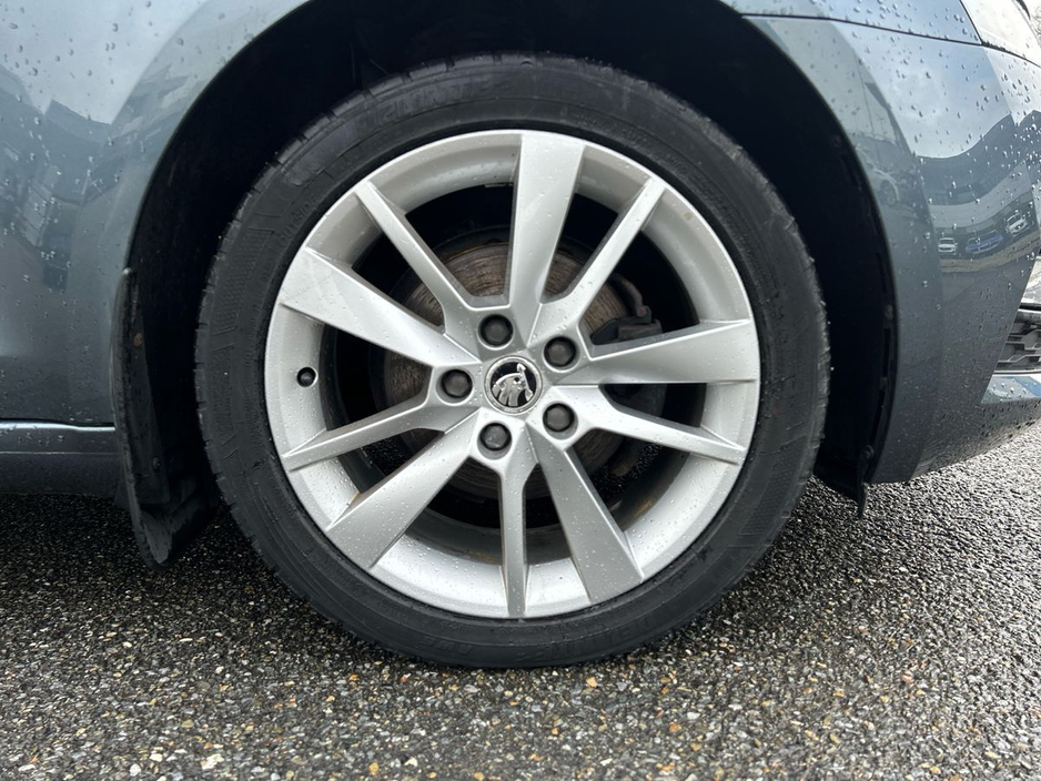 2020 Skoda Octavia - image 5