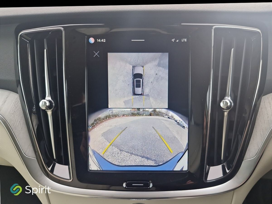 2025 Volvo V60 - image 11