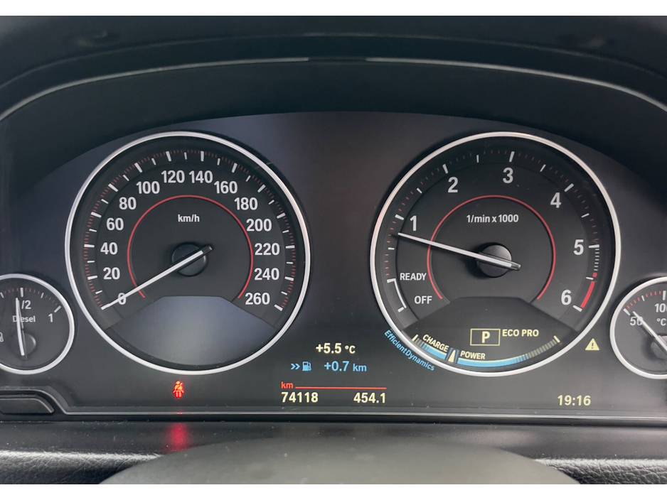 2016 BMW 3 Series - image 7