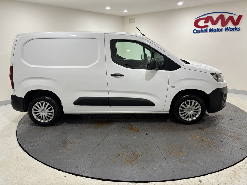 2021 Citroen Berlingo - image 8