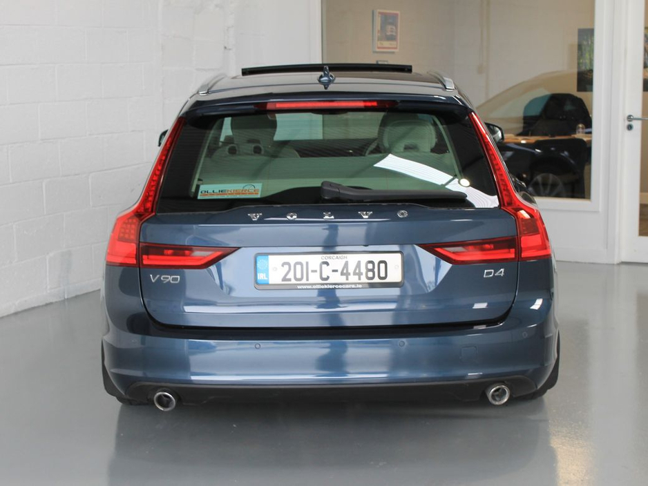 2020 Volvo V90 - image 7