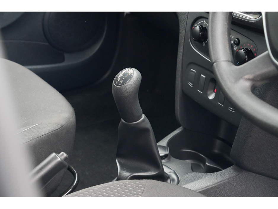 2018 Dacia Sandero - image 9