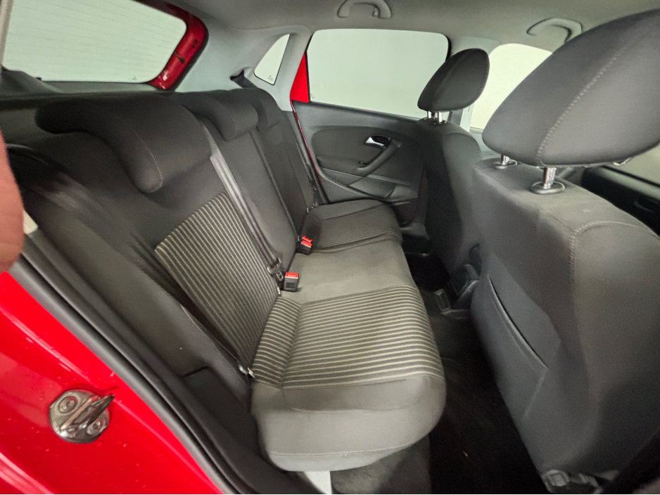 2012 Volkswagen Polo - image 9