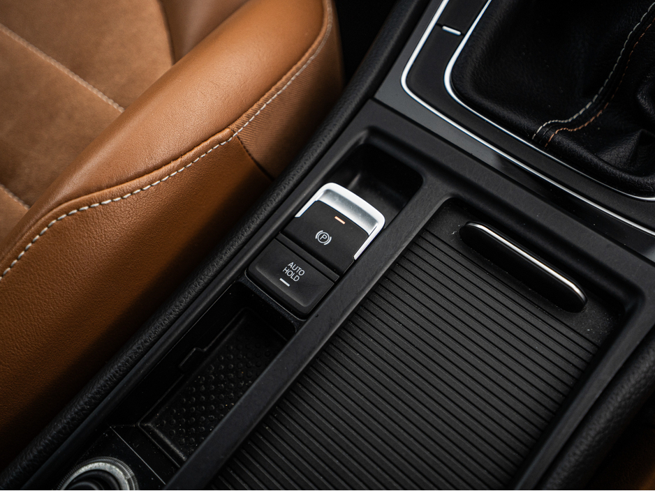 2016 Volkswagen Golf - image 35