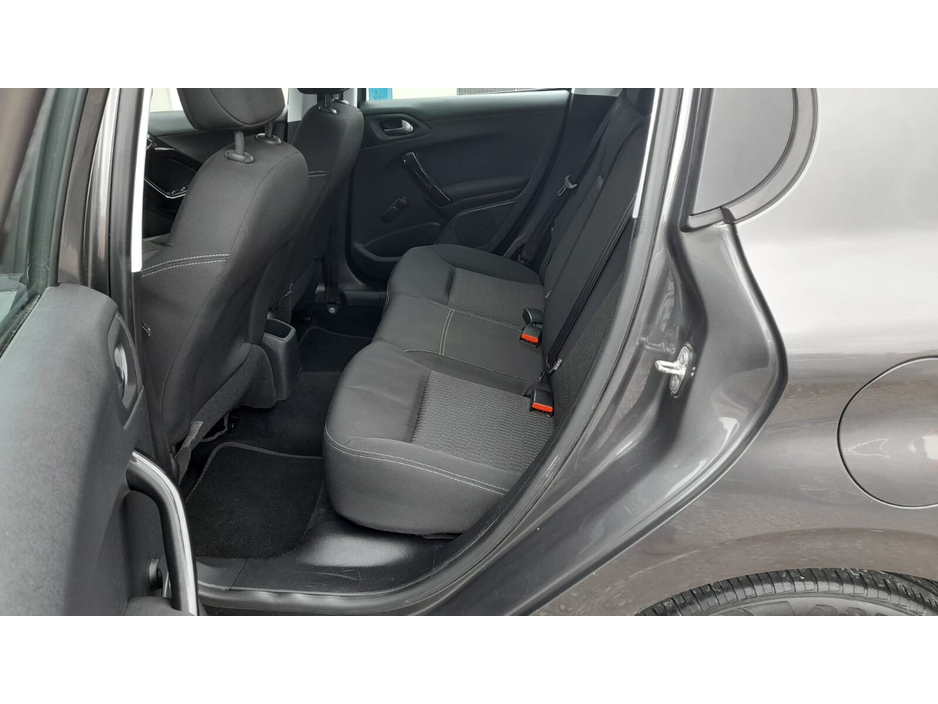 2018 Peugeot 208 - image 11