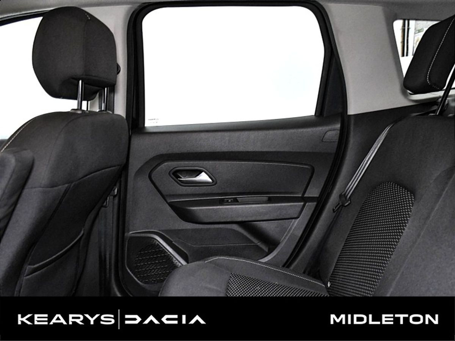 2020 Dacia Duster - image 7