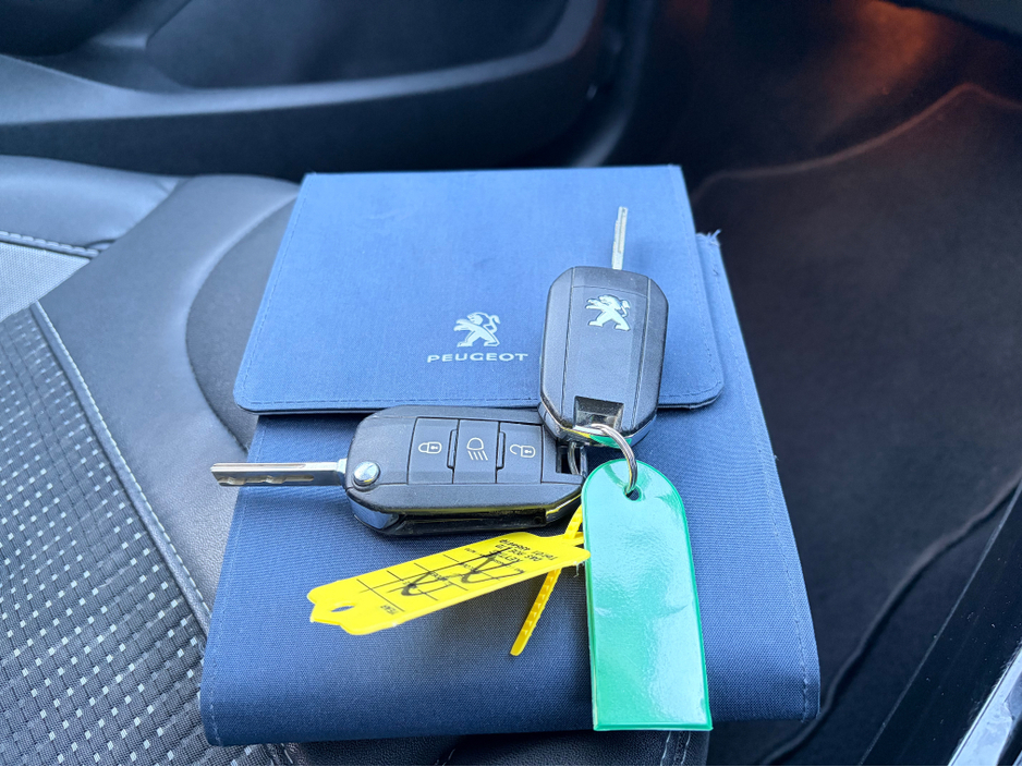 2017 Peugeot 2008 1.2 ALLURE  AUTOMATIC ** TOP SPEC ** 2 KEYS ** SUPERB EXAMPLE ** €11,995