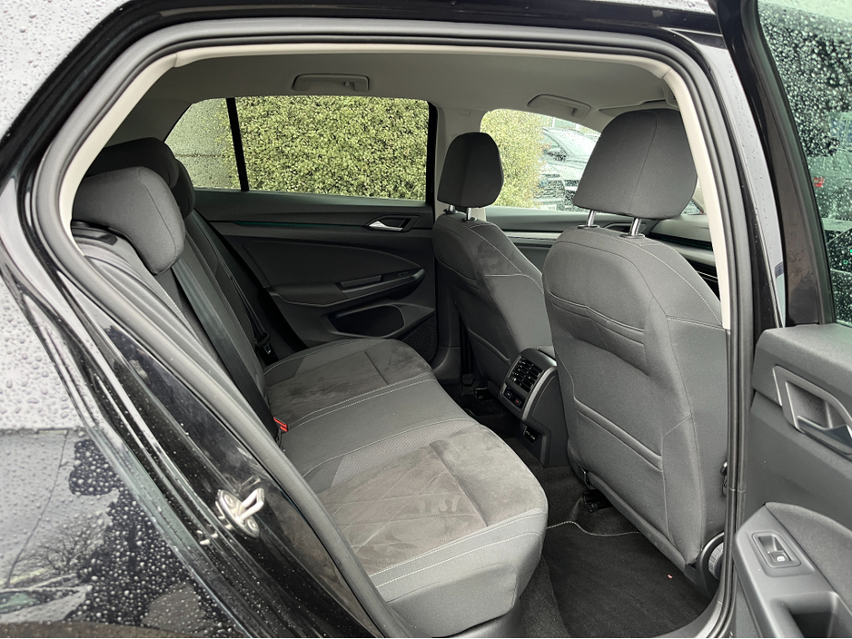 2021 Volkswagen Golf - image 9