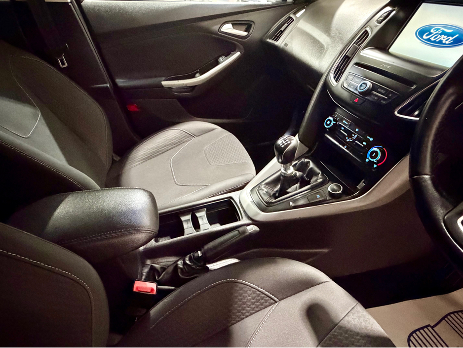 2016 Ford Focus - image 9