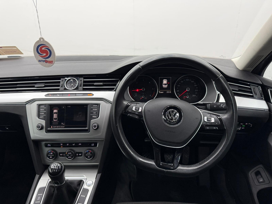 2017 Volkswagen Passat - image 9
