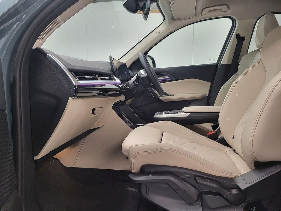 2025 BMW iX1 - image 7