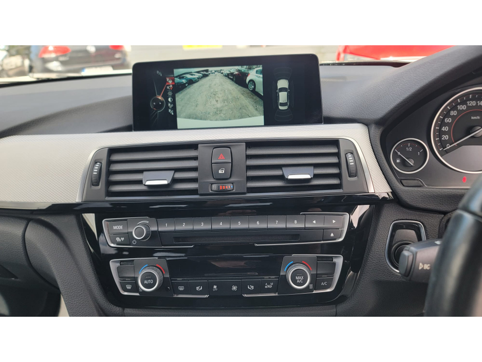 2016 BMW 3 Series - image 17