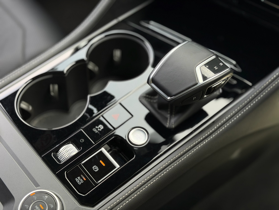 2025 Volkswagen Touareg - image 13