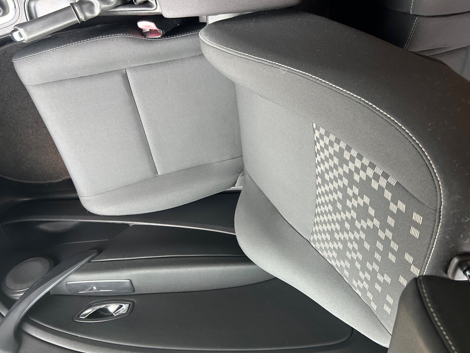 2013 Renault Megane - image 12