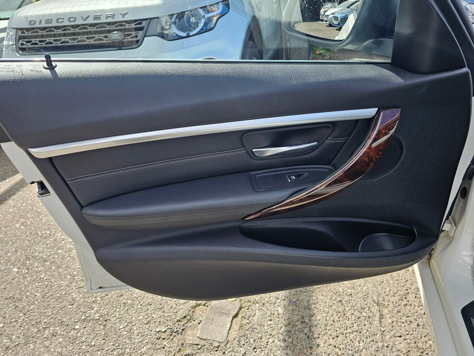 2016 BMW 3 Series - image 25