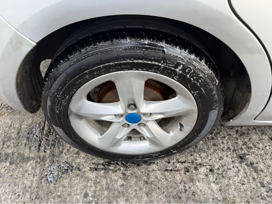 2008 Ford Focus - image 3