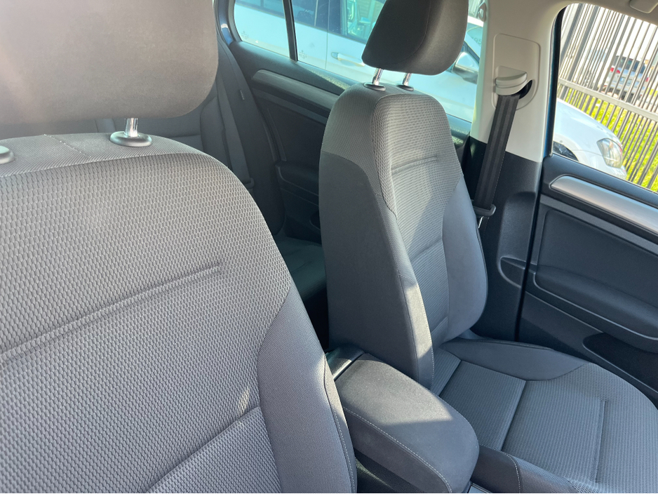 2017 Volkswagen Golf - image 8