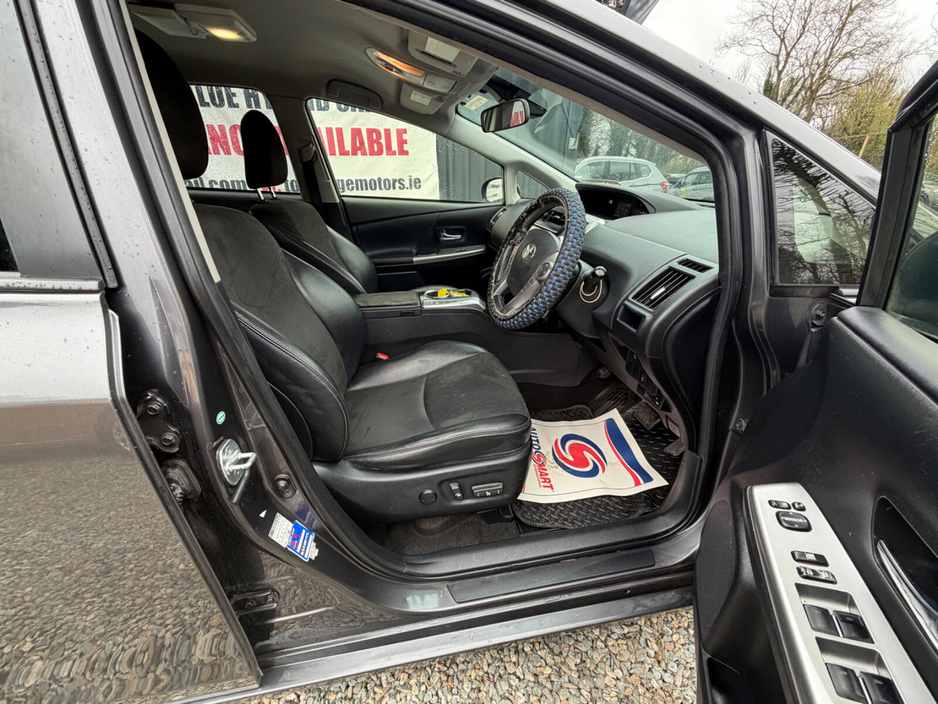 2016 Toyota Prius - image 12