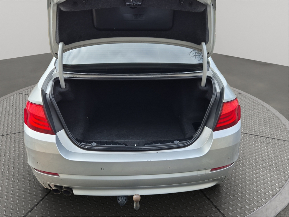 2010 BMW 5 Series - image 18