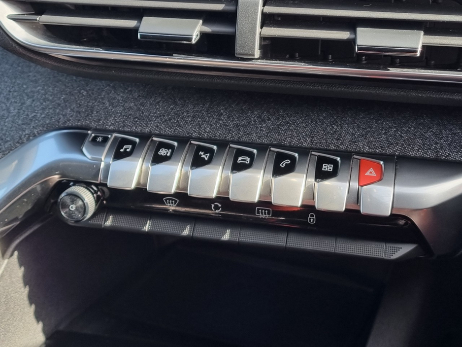 2018 Peugeot 3008 - image 23