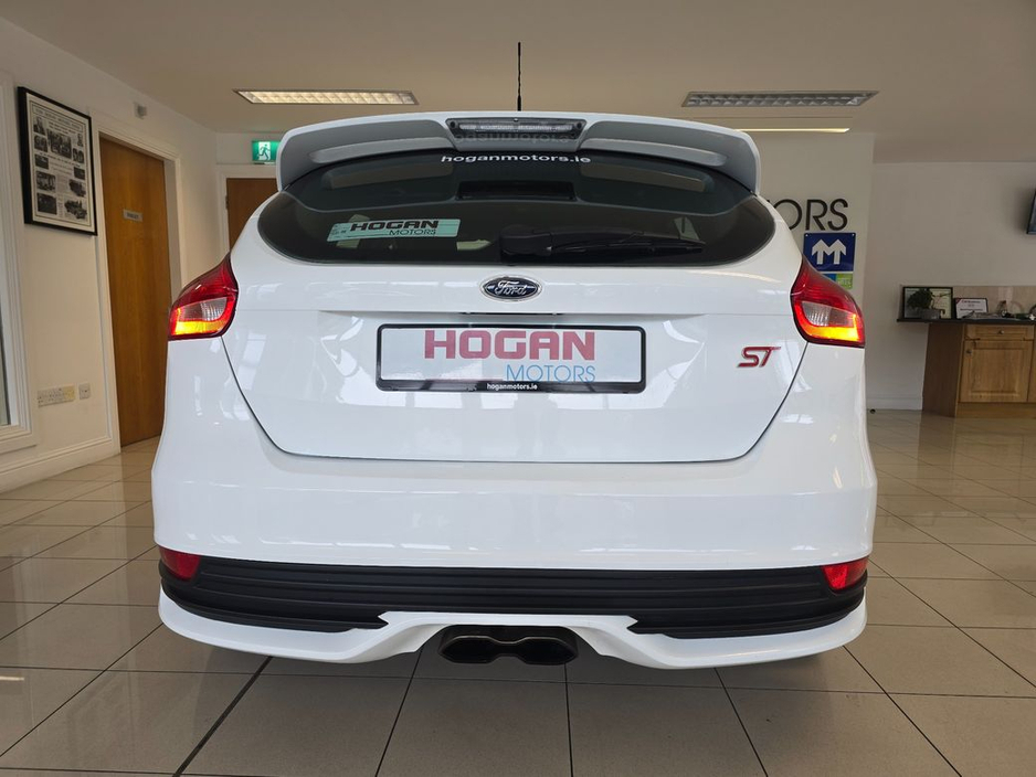 2016 Ford Focus - image 5