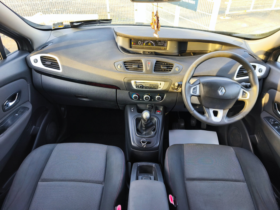 2013 Renault Grand Scenic - image 9