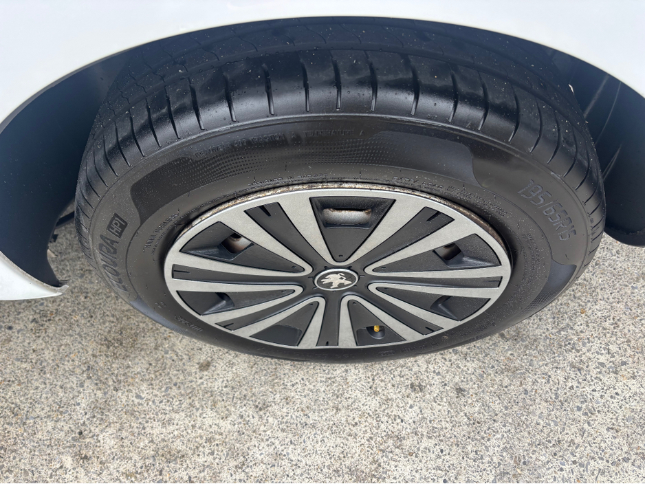 2018 Peugeot Partner - image 15