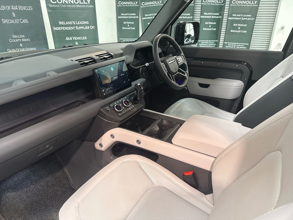 2025 Land Rover Defender - image 2