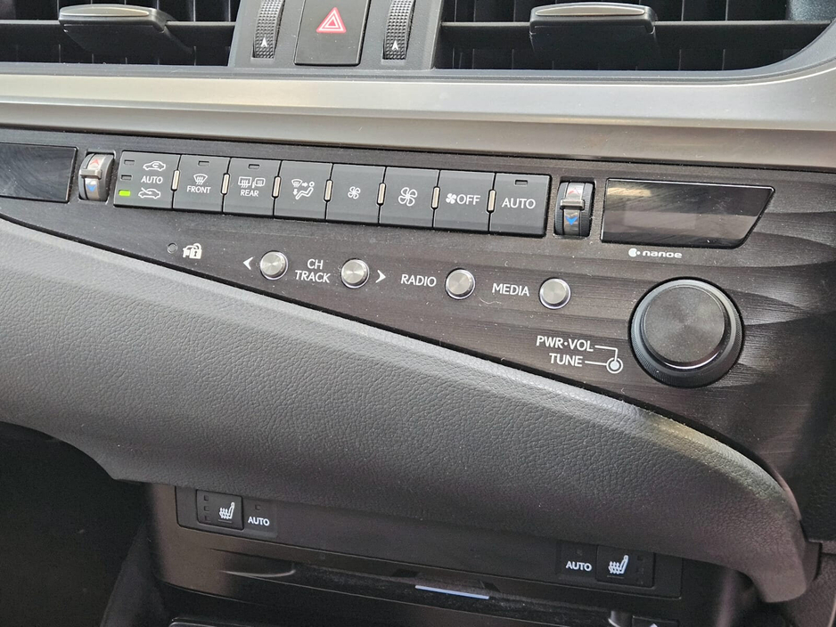 2019 Lexus ES 300 H - image 16